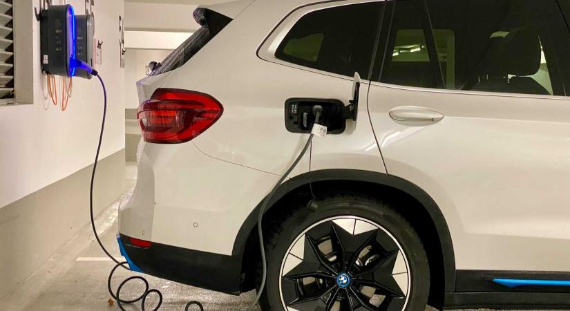 Enyhe növekedés volt az autópiacon áprilisban, szárnyalt az elektromos autók eladása