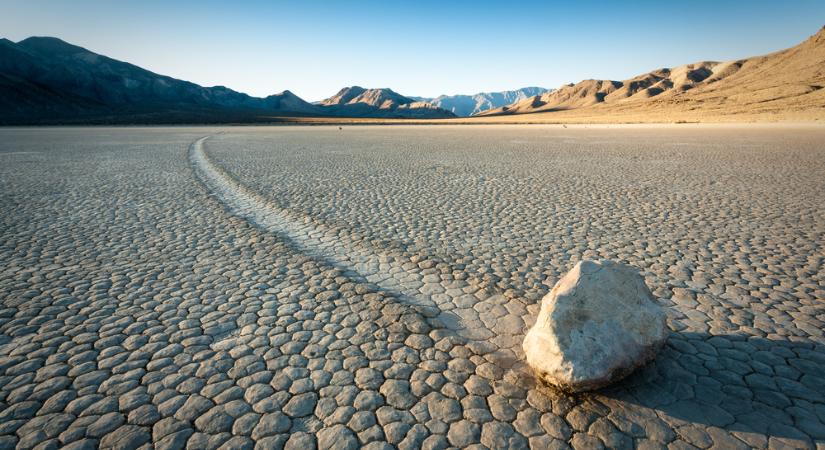 A vándorló kövek rejtélye: hogyan mozoghatnak maguktól 320 kilós sziklák a Death Valley-ben?