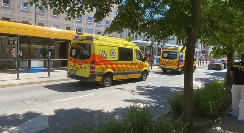 Újra kellett éleszteni egy férfit egy debreceni villamoson