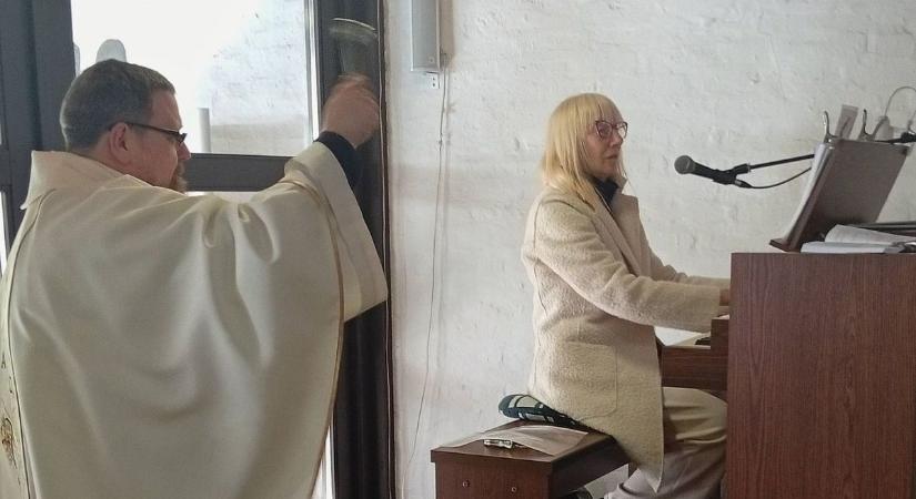 Megérkezett és megáldották Alsóörs új orgonáját
