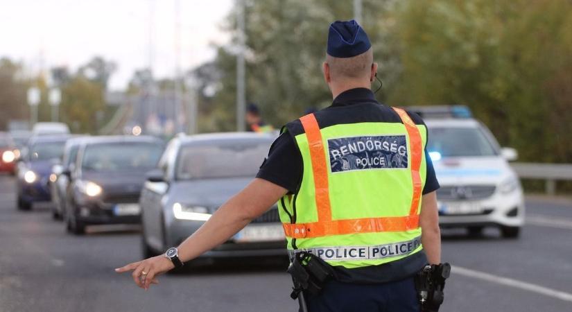 Ezt a kocsit kár volt megelőzni, életre szóló leckét kapott a semmiből felbukkanó jászkunsági autós