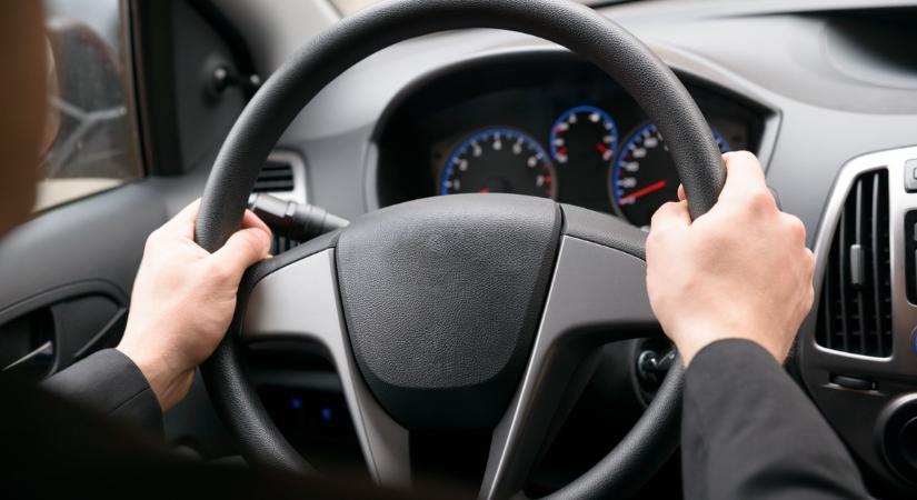 Sárga sál a motoron? Fontos jelzés, amit minden autósnak ismernie kell