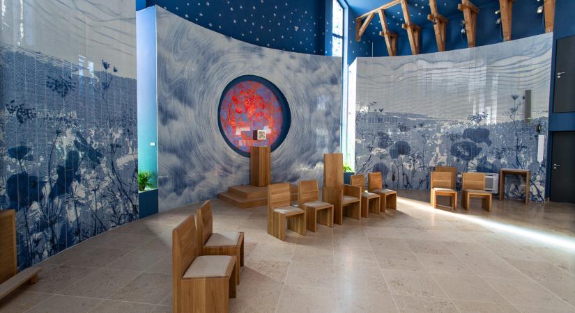 Egy templom, ahol minden burkolat külön történet – Egyedülálló azulejo kompozíciók a nemesvámosi Fatima-templomban