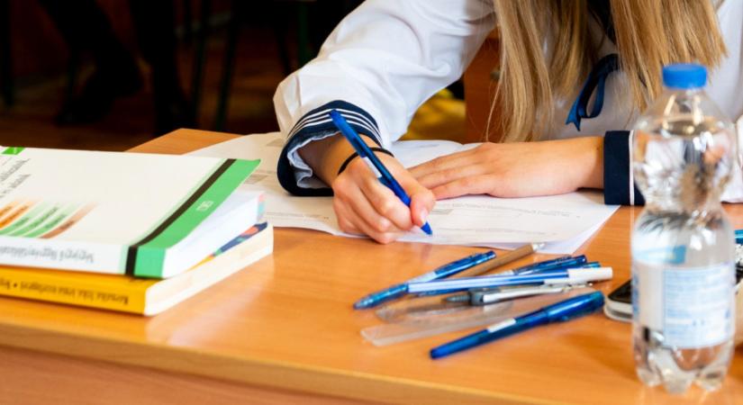 Ordítva kezdett káromkodni egy lány az érettségin: „Hagyjál már békén te…”