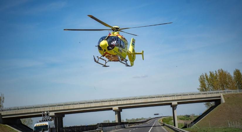Nagy a baj: árokba csapódott egy autó, mentőhelikopter a helyszínen