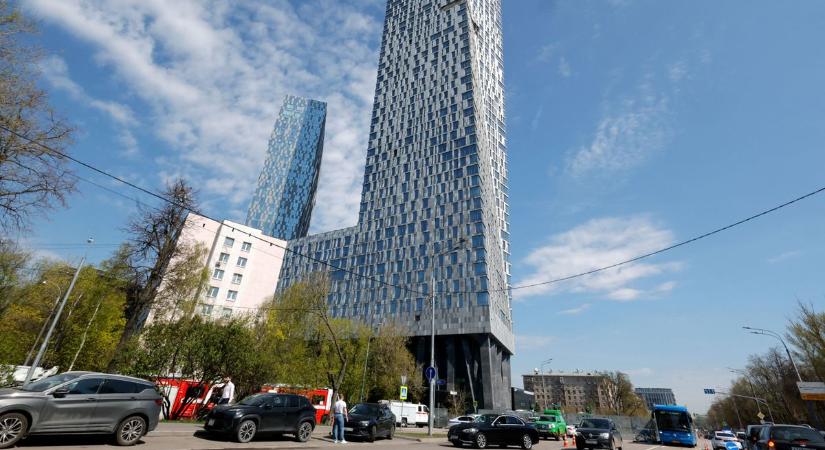 Drónokkal támadta Ukrajna Moszkva belvárosát: a magyar nagykövetség közelében található felhőkarcolóban is kár keletkezett