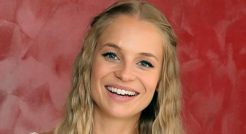Azta, égnek álló copffal, bundás pulcsiban fotózták a kis Mirabellát. Iszak Eszti kislánya annyira, de annyira édes