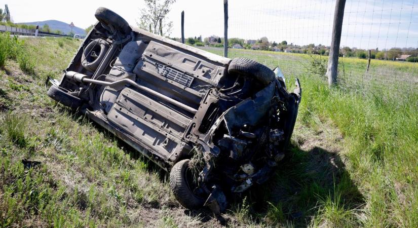 Fejtetőre állt egy autó, a mentőket is a helyszínre riasztották