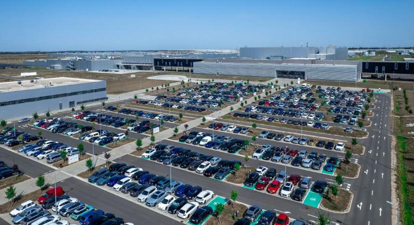 Több száz elektromos töltőt kapott a debreceni BMW-gyár