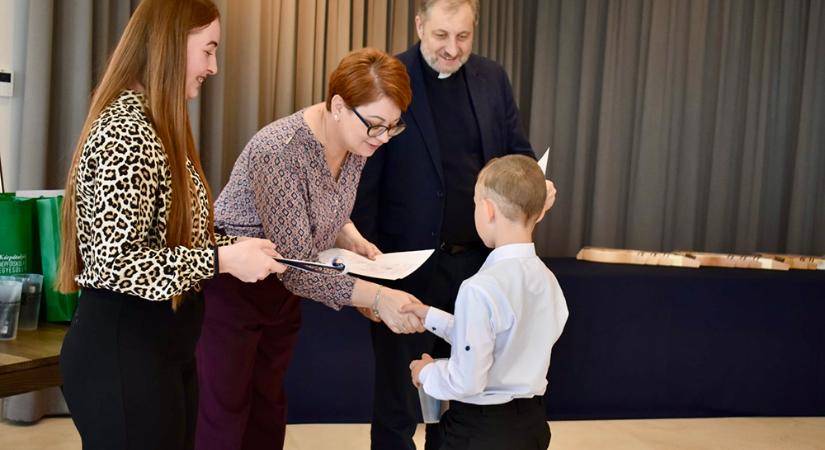 Anyák napi pályázatok díjkiosztója ünnepi hangulatban a beregszászi Ortutay-központban