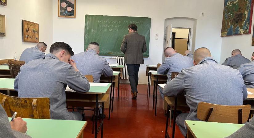 Vizsgapad a rácsok mögött: itt is elkezdődött az érettségi