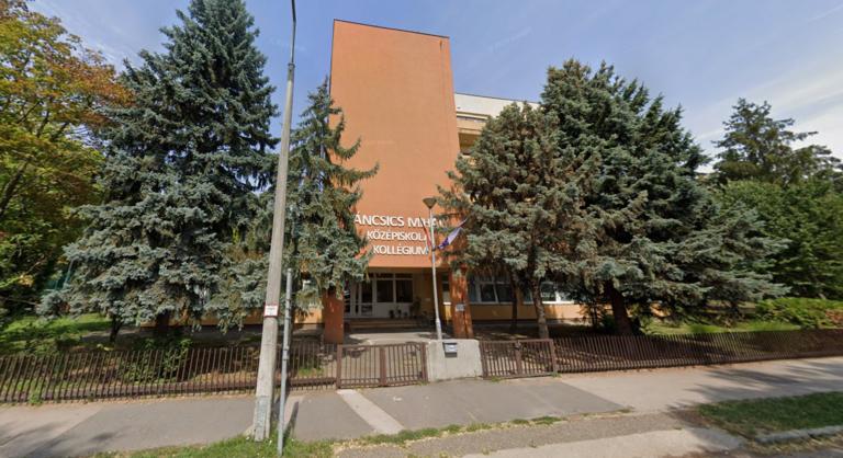 Pénzbüntetésre ítélték azt a kecskeméti kollégiumigazgatót, aki egy róla készült mém miatt rúgott ki egy diákot