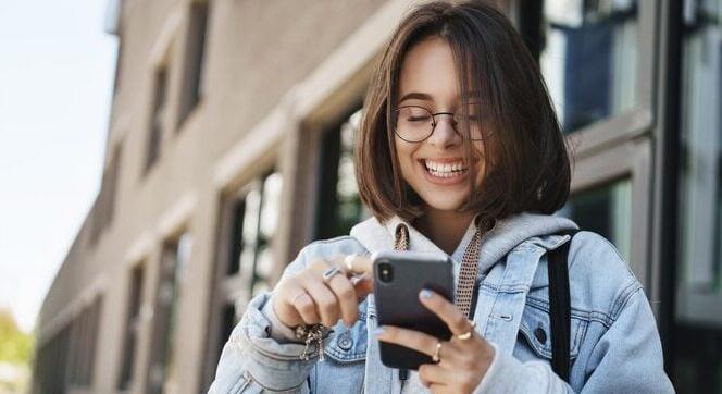 Cyberbullyingtól az influenszerekig: mobilfüggőségről szóló előadás költözik az iskolákba