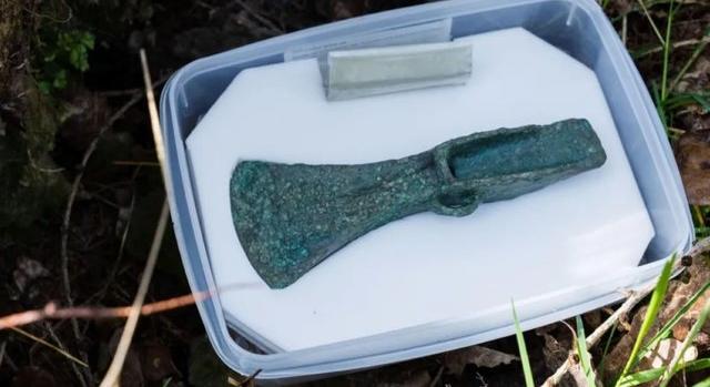 Kutyasétáltatás közben bukkantak egy 3400 éves bronzkori baltára