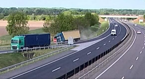 A parkoló helyett a rézsűbe hajtott egy kamion az autópályáról – videó