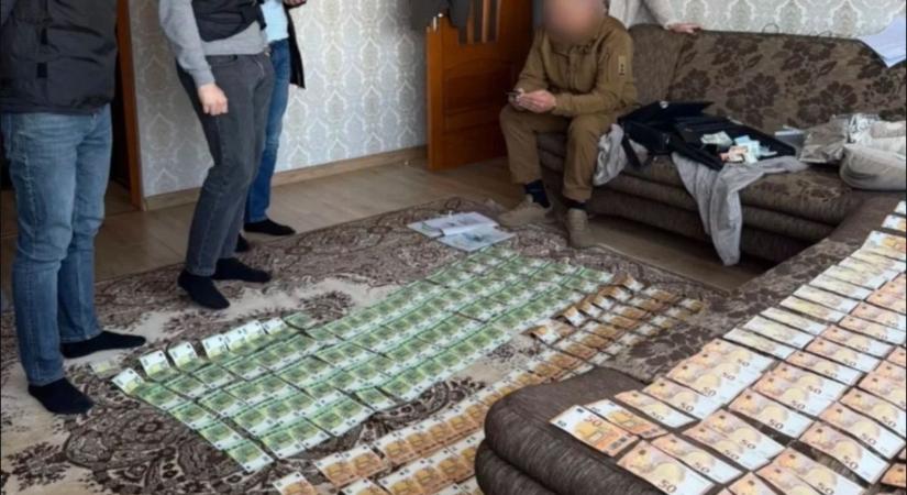 Úgy tűnik esélytelen gátat szabni az ukrán korrupciónak: ezúttal Teslákat és több tízmillió hrivnyát foglaltak le a hadkiegészítőknél