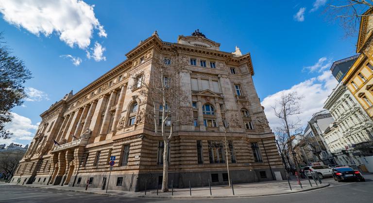 A jegybank a belső vizsgálat után feljelentést tett az Erste-ügyben