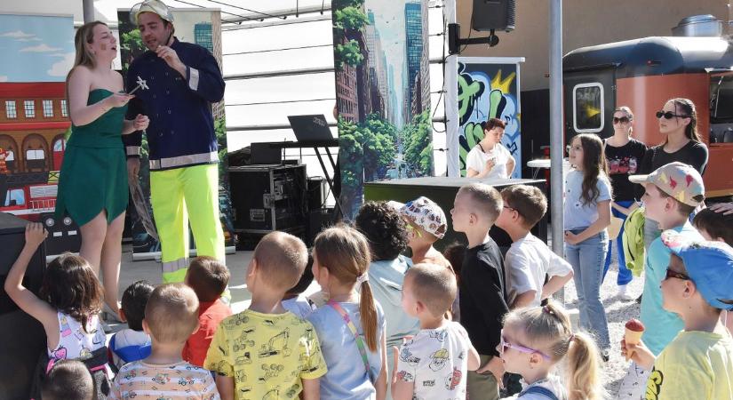 Varázslatos utazásra hívta Csingiling és Sam a gyerkőcöket Jászberényben