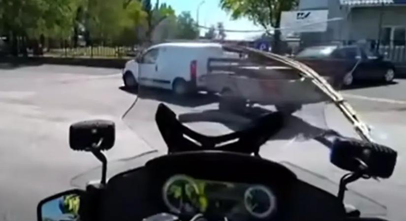 Lecsapott a motoros rendőr: te látod, hogy mi volt a probléma?
