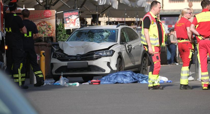 Tömegbe hajtott egy autó Lipcsében, halálos áldozatok is lehetnek