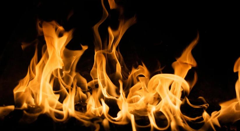 Méteres lángok csaptak fel egy csarnokban, nagy erőkkel vonultak ki a tűzoltók