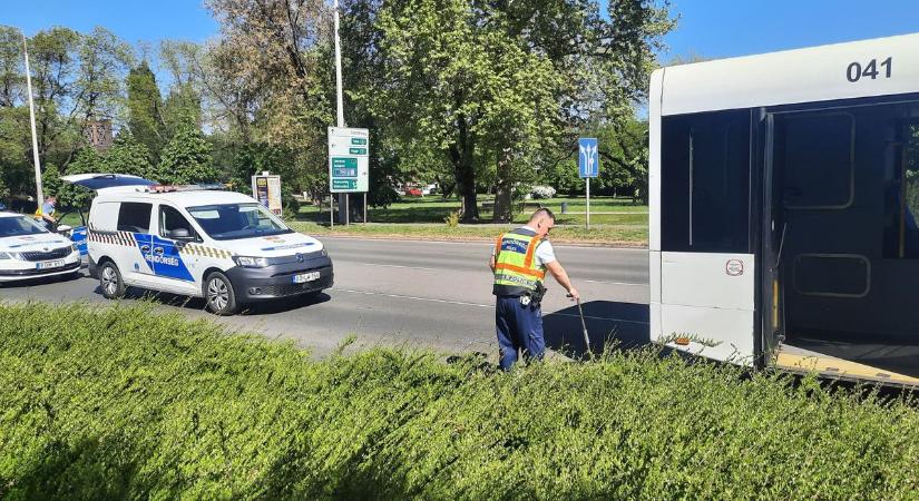 Elesett egy hölgy a nyíregyházi buszon, elvesztette az eszméletét (fotók)