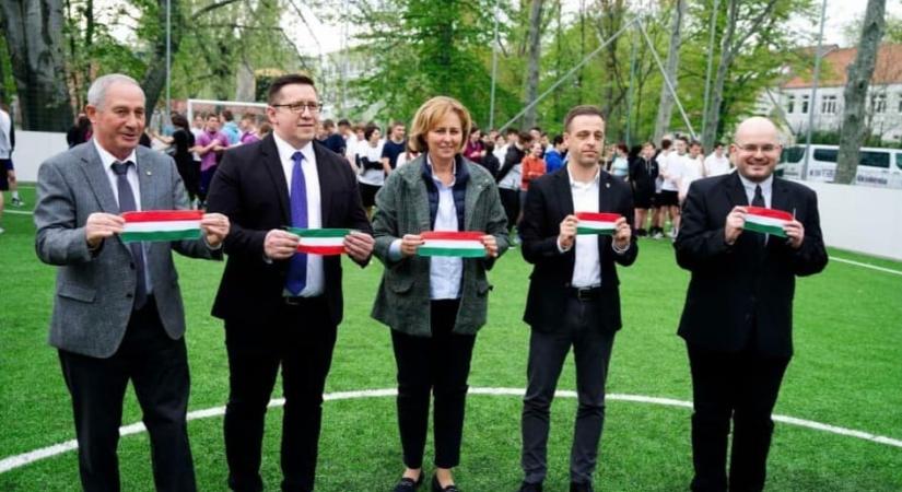 Pénzbüntetésre ítélték azt a kollégiumigazgatót, aki érettségi előtt két héttel rúgott ki egy diákot