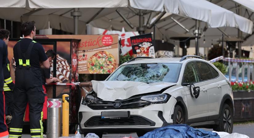 Autó hajtott a sétáló tömegbe Lipcsében – Ketten meghaltak és többen megsebesültek