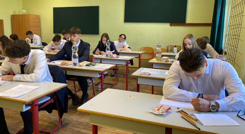 Feszültség és izgalom: így zajlott az érettségi első napja Baján  fotók, videó