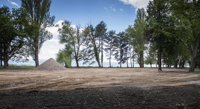 A Tiszától várnak segítséget Balatonaligán a civilek, hogy ne veszítsék el végleg a tópartot a NER-es vállalkozóval szemben