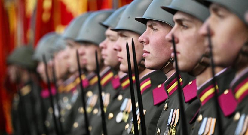 Az oroszok annyira tartanak az ukrán drónoktól, hogy rakétacsapásokkal fenyegetőznek, ha támadás érné a felvonulásukat