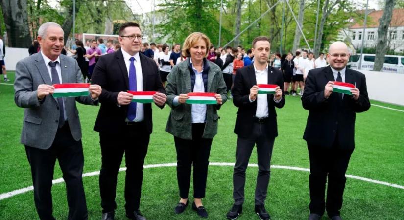 Pénzbírságot kapott a kecskeméti kollégiumi igazgató, aki három éve egy mém miatt rakott ki egy diákot