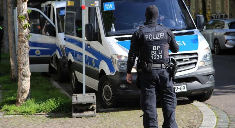 Autó hajtott emberek közé Lipcsében