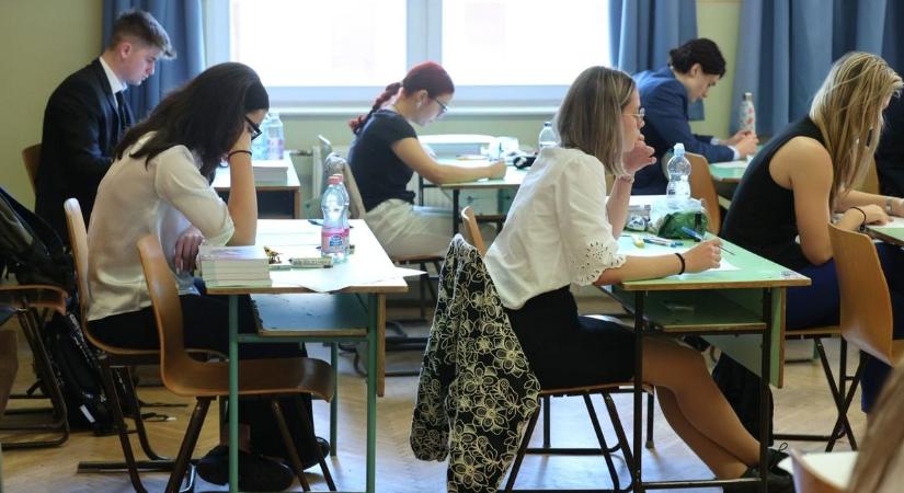 Kőkemény kérdésekkel kezdődött az idei érettségi
