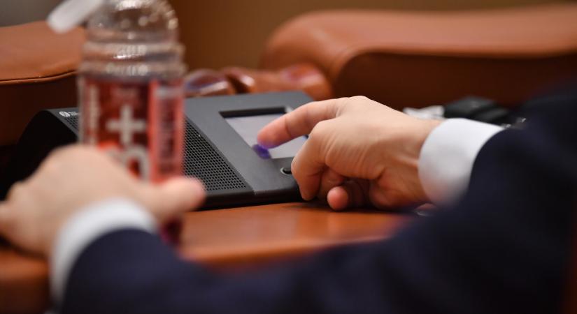 Ellenzékiek is elpártoltak a bizalmatlansági indítványtól