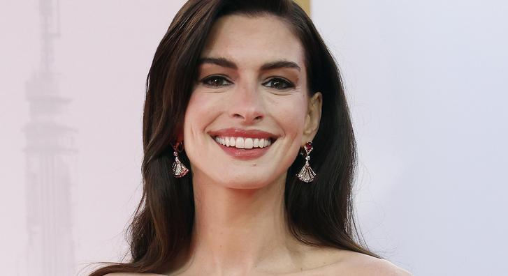 Anne Hathaway 20 év után felvette ikonikus kabátját, nagyot mennek az akkor és most fotói