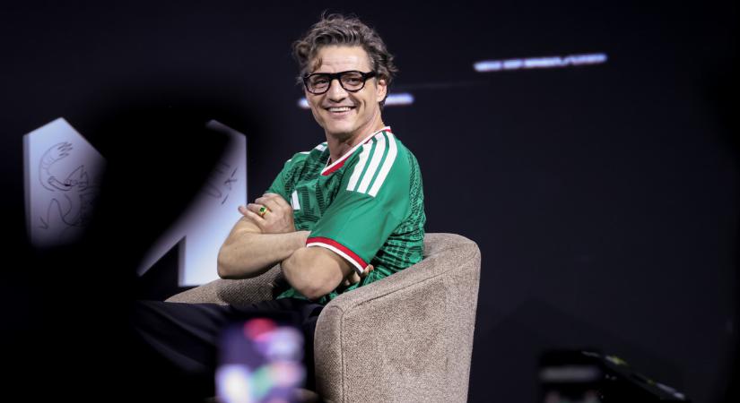 Pedro Pascal megmutatja: így kell viselni egy focimezt