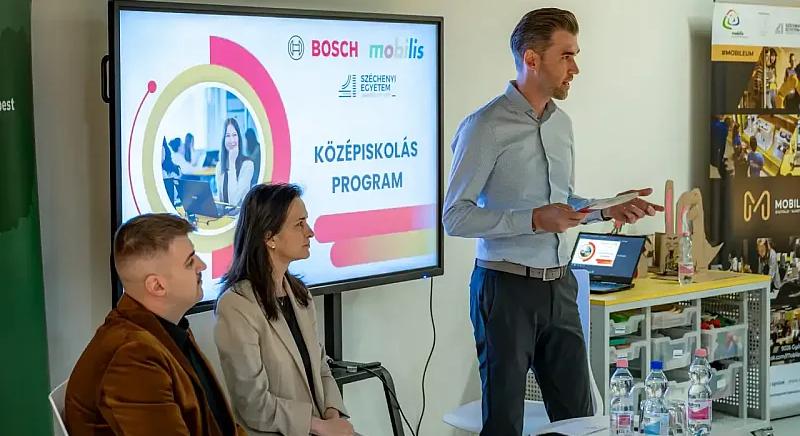 Nem tankönyvből tanulják a jövőt a magyar középiskolások
