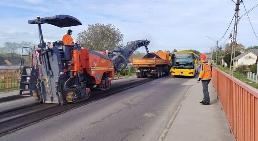 Autósok, figyelem! Finoman a gázzal, több szakaszon is dolgoznak a 65-ösön