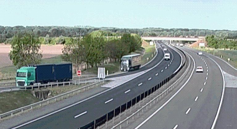 Fékezés nélkül hajtott egyenesen a rézsűbe egy kamion