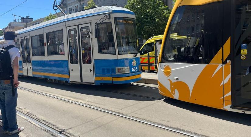 Mentőket riasztottak a debreceni villamoshoz, újra kellett éleszteni egy férfit