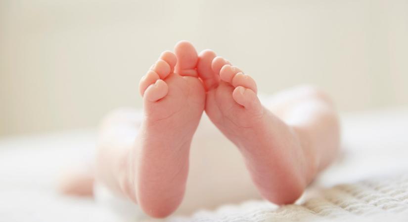 53 évesen lett újra anya! Megszületett a gyönyörű színésznő harmadik gyermeke