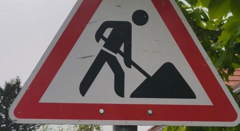 Felbontják a járdát a forgalmas jászkunsági buszmegállóban, ezt kell tudnia a közlekedőknek