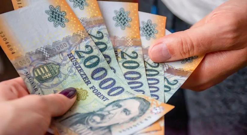 Lényegesen gyengült a forint kedd reggel, itt a friss euró és dollár árfolyam