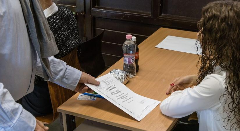 A magyarországi érettségi rendszer top legdurvább botránya, a neten terjedtek szét a vizsgakérdések, csak éppen még az érettségi előtt