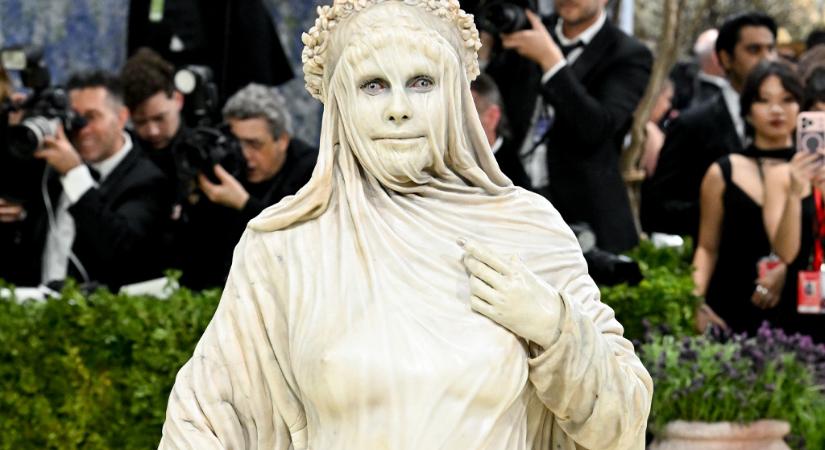 Heidi Klum felismerhetetlen volt a bizarr élő szobor jelmezében a Met-gála vörös szőnyegén