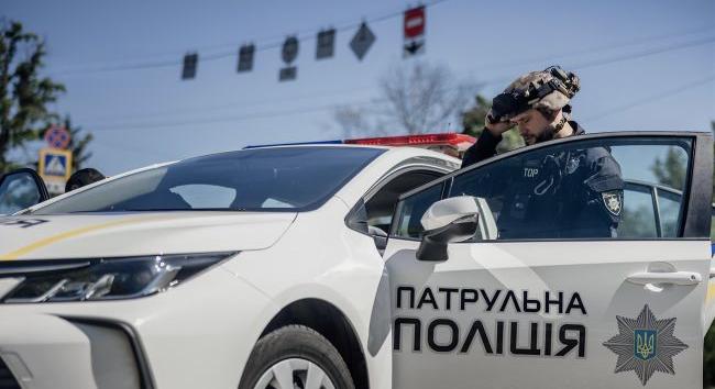 Kijevben járókelők próbáltak kimenteni két férfit a TCK karmaiból, a rendőrök kibiztosított fegyverrel kergették el őket