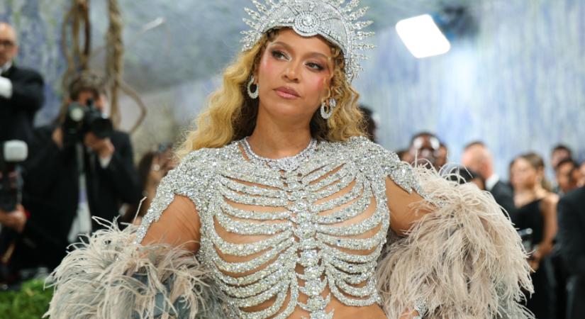 Beyoncé kristályokkal kirakott, csontvázmintás ruhája mindent vitt a Met-gálán