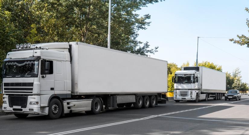 Ijesztő videón, amint egy kamionmonstrum minden előjel nélkül leszáguld az autópályáról