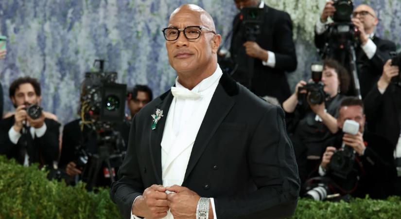 Dwayne Johnson szoknyában ment a Met-gálára, mert a „legférfiasabb férfiak szoknyát viselnek a polinéz kultúrában”